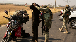 Опубликованы кадры преступников с оружием на улицах в Мексике