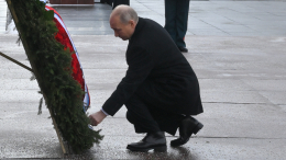 Путин возложил венок к Могиле Неизвестного Солдата в День защитника Отечества