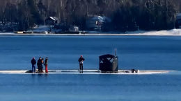 Немецких туристов унесло в море на льдине с сауной