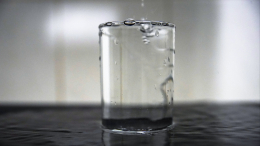 Не прекращает работу: популярный утренний ритуал с водой признали бесполезным