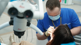 «Не чувствую себя красивой»: как редкое заболевание лишило студентку зубов