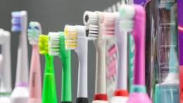 Бактерии на щетине: когда пора выкидывать старую зубную щетку