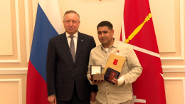 В Петербурге наградили дворника, поймавшего упавшего с седьмого этажа ребенка