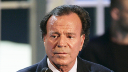 Хулио Иглесиас подал в суд на вице-премьера Испании Йоланду Диас за клевету