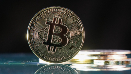 Биткоин под угрозой: эксперт объяснил вероятность падения курса до $55 тысяч