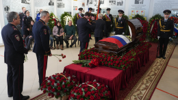 В Москве простились со старшим лейтенантом Денисом Братущенко