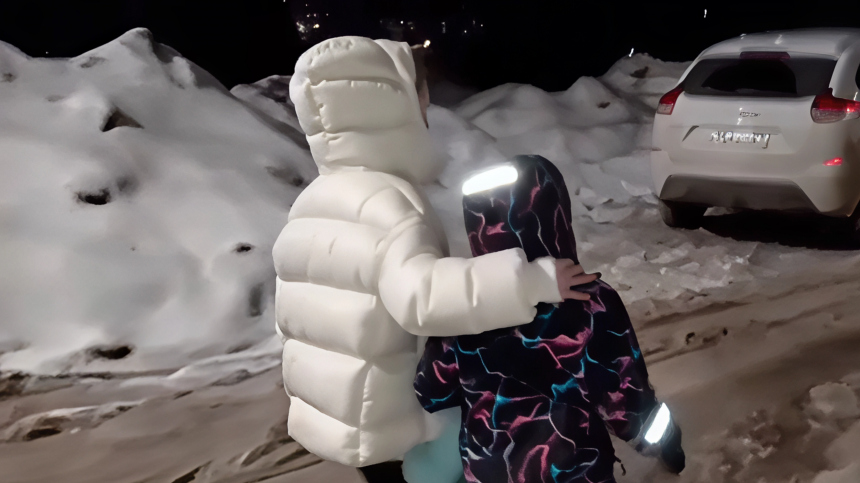 В МВД показали новые кадры со спасенной девочкой из Смоленска и ее похитителем