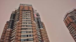 Огонь охватил высотку на северо-западе Москвы — ребенка увезли на скорой