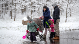 Путин поручил сохранить выплаты многодетным семьям при росте дохода