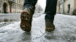 Скользкие улицы: как пешеходам и водителям передвигаться в гололед