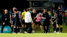 Болельщик повалил Лионеля Месси на землю во время матча