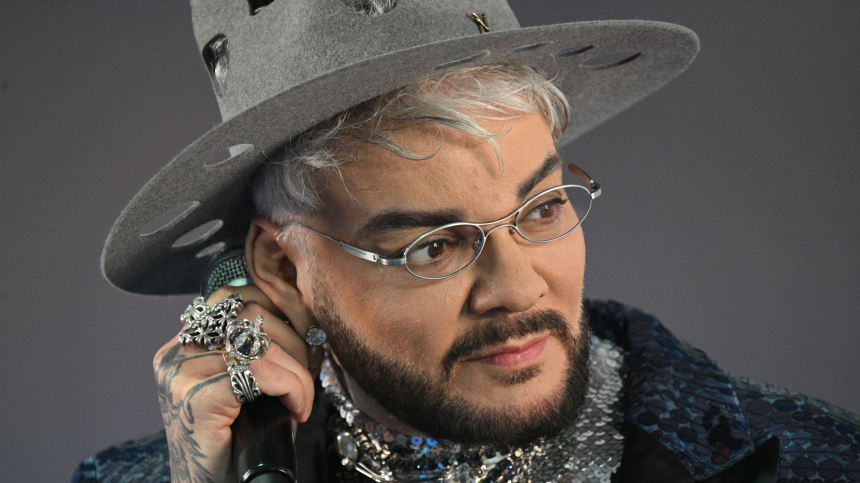 Филипп Киркоров не смог сдержать слез на сцене, увидев фото отца