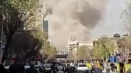 Густой дым поднялся после удара Израиля по Ирану