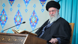 Верховный лидер Ирана Али Хаменеи вывезен в безопасное место