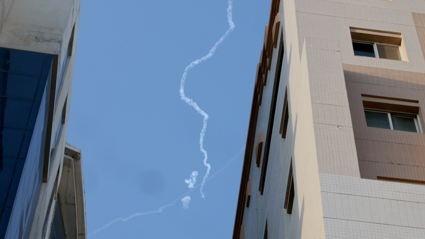 Летящие над Дубаем ракеты сняли на видео