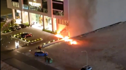 Иранский беспилотник упал рядом с жилым домом в Бахрейне и загорелся