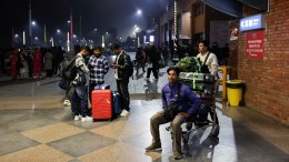 Люди оказались «в западне» в аэропортах на фоне ситуации на Ближнем Востоке