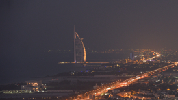 Знаменитый отель Burj Al Arab в Дубае поврежден и горит после атаки Ирана