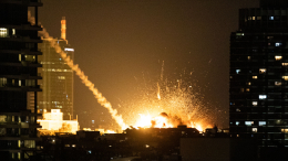 Иранская ракета ударила по Тель-Авиву: момент попал в прямой эфир