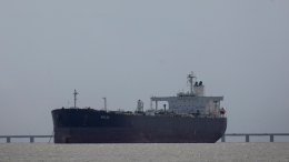 Нефтяной танкер попал под обстрел в территориальных водах Омана