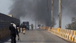 Как минимум десять человек погибли в результате стрельбы у консульства США в Пакистане