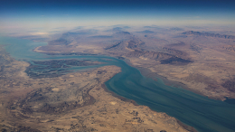 Атакованный танкер тонет в Ормузском проливе