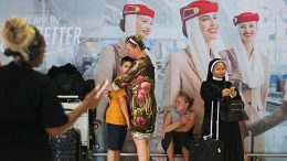 Без еды и воды: в аэропорту Дубая российским туристам дали три финика на обед