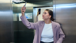 Скрывает от чужих — калечит свои: врачи раскрыли опасность антишпионского экрана