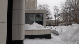 Самострой на грани: почему скандальную пристройку в центре Москвы все еще не убрали