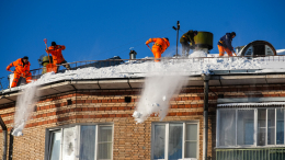 Сугробы тяжелее бетона: крыши зданий рушатся по всей стране