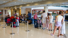 Ни в аптеку, ни в магазин: россияне застряли на круизном лайнере в Катаре