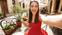 Цвет стройнит, фасон подчеркивает: как подобрать одежду на весну по фигуре и внешности