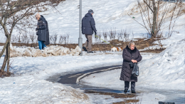 Оттепель обернулась трагедией: глыбы льда и снега калечат людей и разбивают машины