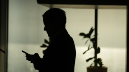 Разрушает семьи: как зависимость отцов от соцсетей уничтожает отношения с детьми