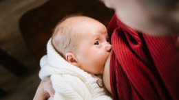 По требованию или по часам: как часто нужно кормить грудного ребенка днем и ночью