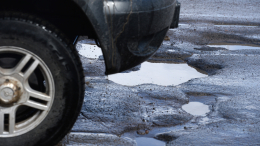Тает вместе со снегом: автомобилисты в Петербурге жалуются на качество асфальта