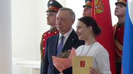 Троих петербурженок наградили за спасение упавшего с десятого этажа малыша