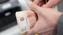 Что будет с зарплатой из‑за мартовских выходных? Отвечает эксперт