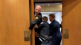 «Остановите удары по Ирану»: ветеран армии США ворвался на заседание Сената