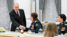 «Сочетаете храбрость и нежность»: Путин поздравил россиянок с 8 марта