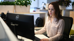 В Госдуме предложили сократить рабочий день на два часа по пятницам для женщин