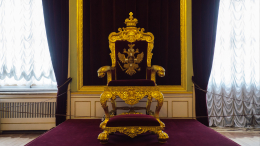 Посетитель Эрмитажа заплатил 825 тысяч рублей за селфи на троне