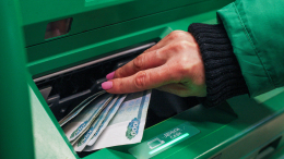 Раскрыта причина ограничений на снятие крупных сумм наличных в банке