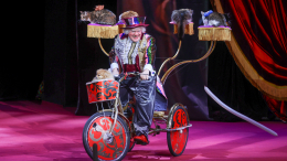 Спасенная из зоны СВО кошка Глуша дебютировала в театре Куклачева