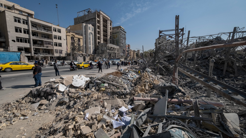 Шестимесячного ребенка спасли из-под завалов в иранском Куме