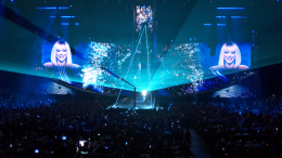 «Это был сюрприз»: фанатка выбежала на сцену во время шоу Ани Лорак в Москве