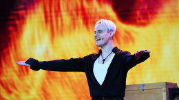 «Вернутся живыми»: SHAMAN поздравил женщин из семей военнослужащих