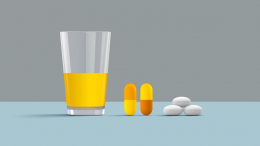 Опасное сочетание: почему нельзя запивать лекарства соком или чаем