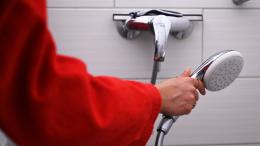 Рассадник бактерий: чем опасны лейки и шланги для душа
