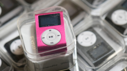 Ручная загрузка не пугает: почему зумеры скупают МР3-плееры из 1990-х